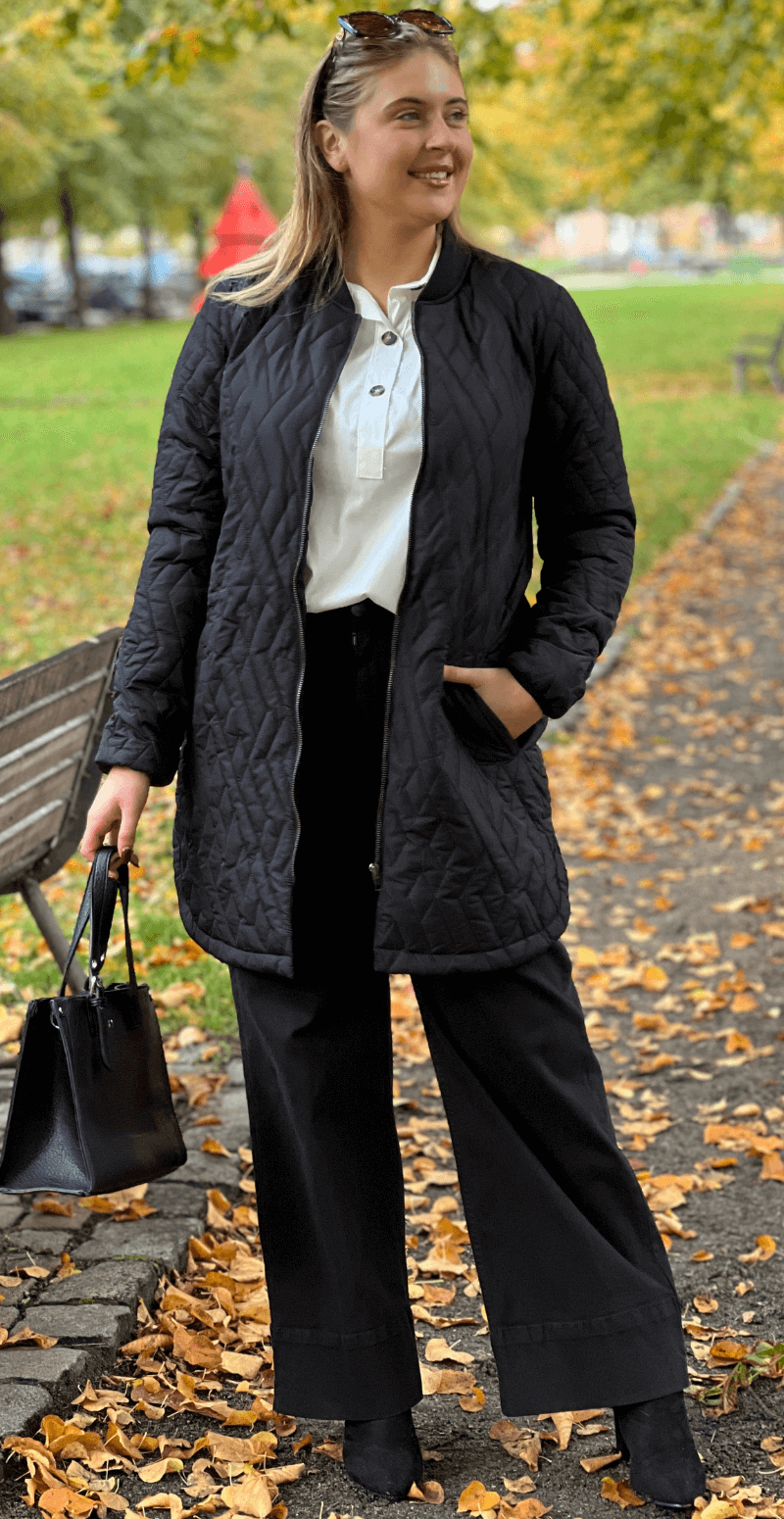 Quiltet jakke med lommer sort