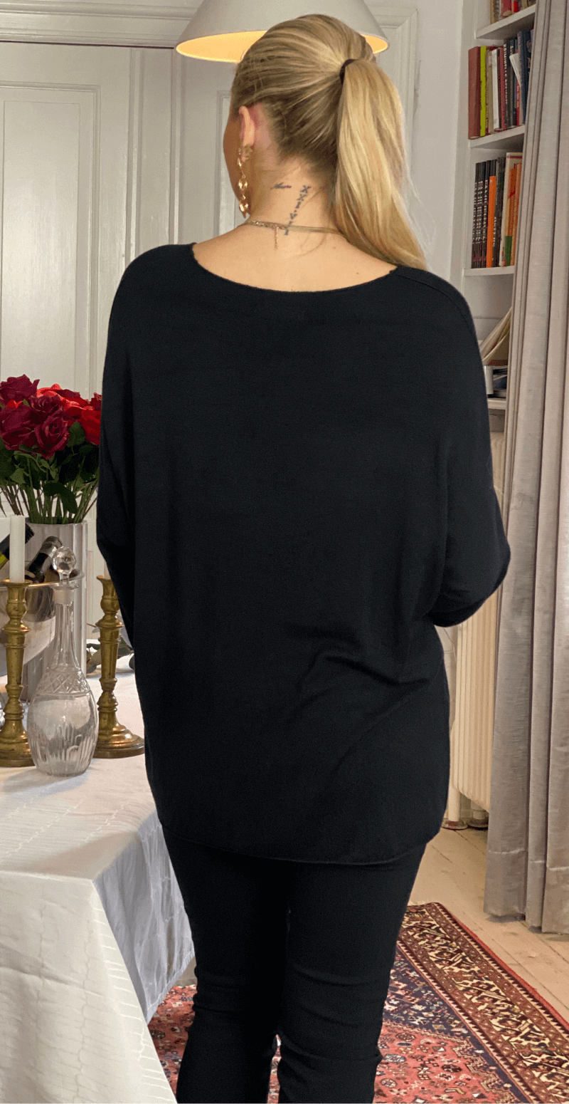 Madelene strikbluse med tre små sløjfer sort LikeLondon