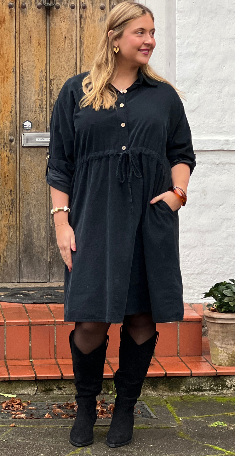 Silvia fløjlskjole med snøre i taljen sort LikeLondon