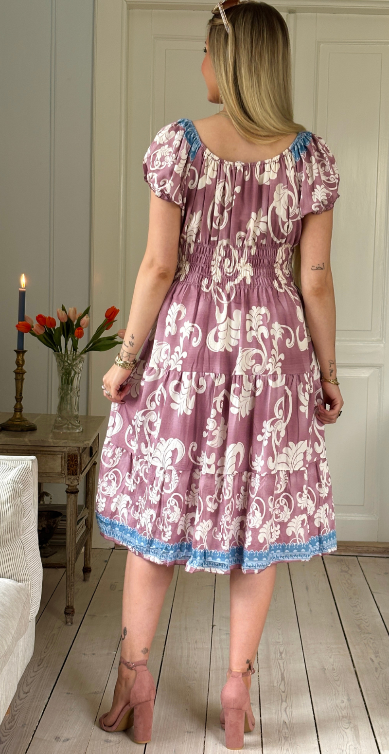 Abby kjole med paisleyprint og smock rosa LikeLondon
