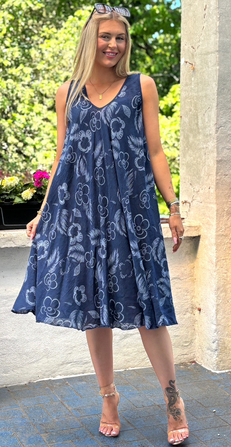 Aurelia kort kjole med brede stropper og blomster navy LikeLondon