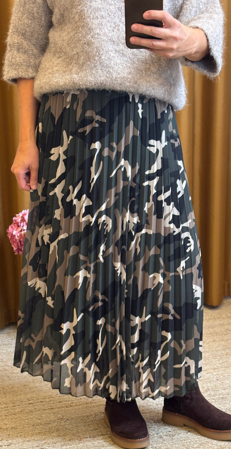 Robyn plisseret nederdel med camouflage print khaki LikeLondon