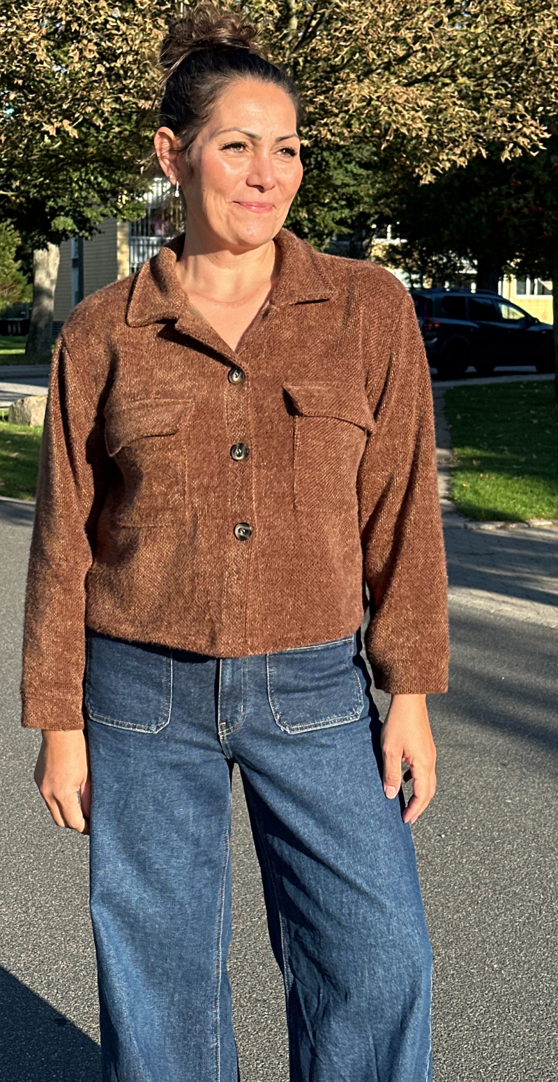 Callie kort jakke med krave og lommer brun LikeLondon