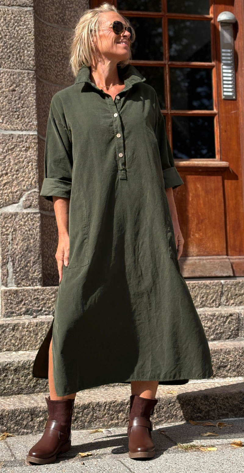 Maja fløjlskjole med stolpelukning og store lommer militare LikeLondon