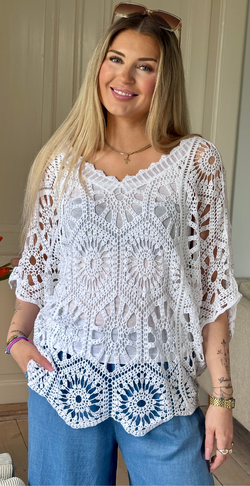 Cajsa hæklet bluse med v-hals og indertop hvid LikeLondon