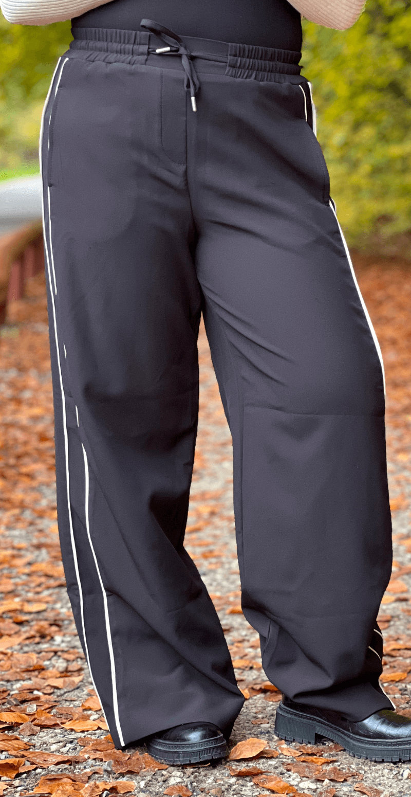 Ilva bukser med stribe sort LikeLondon