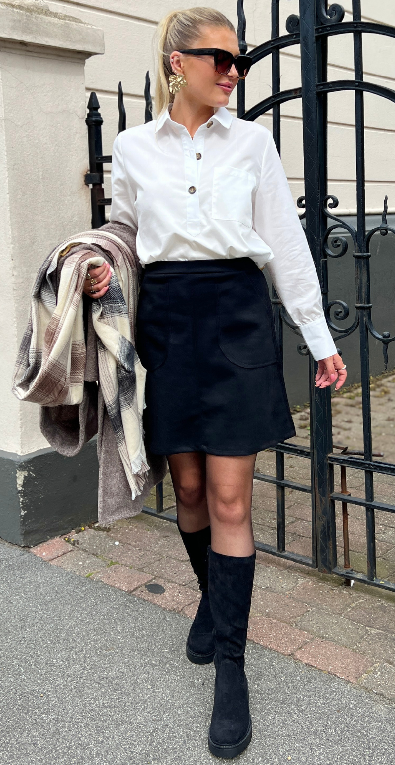 Lucinda kort nederdel i ruskindslook med lommer sort LikeLondon
