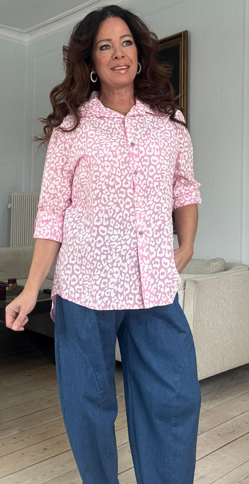 Piper skjorte med perlemorsknapper og leoprint pink LikeLondon
