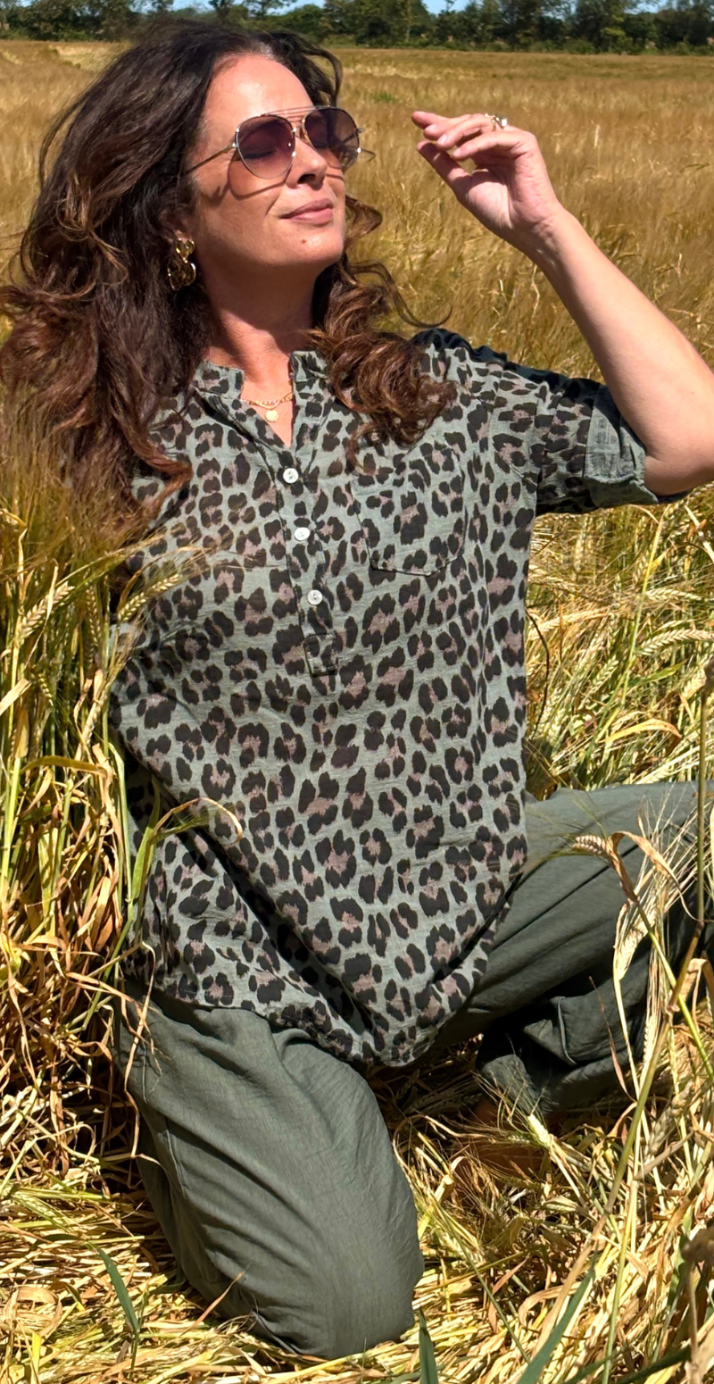 Amira bluse med lille brystlomme og leopardmønster khaki LikeLondon