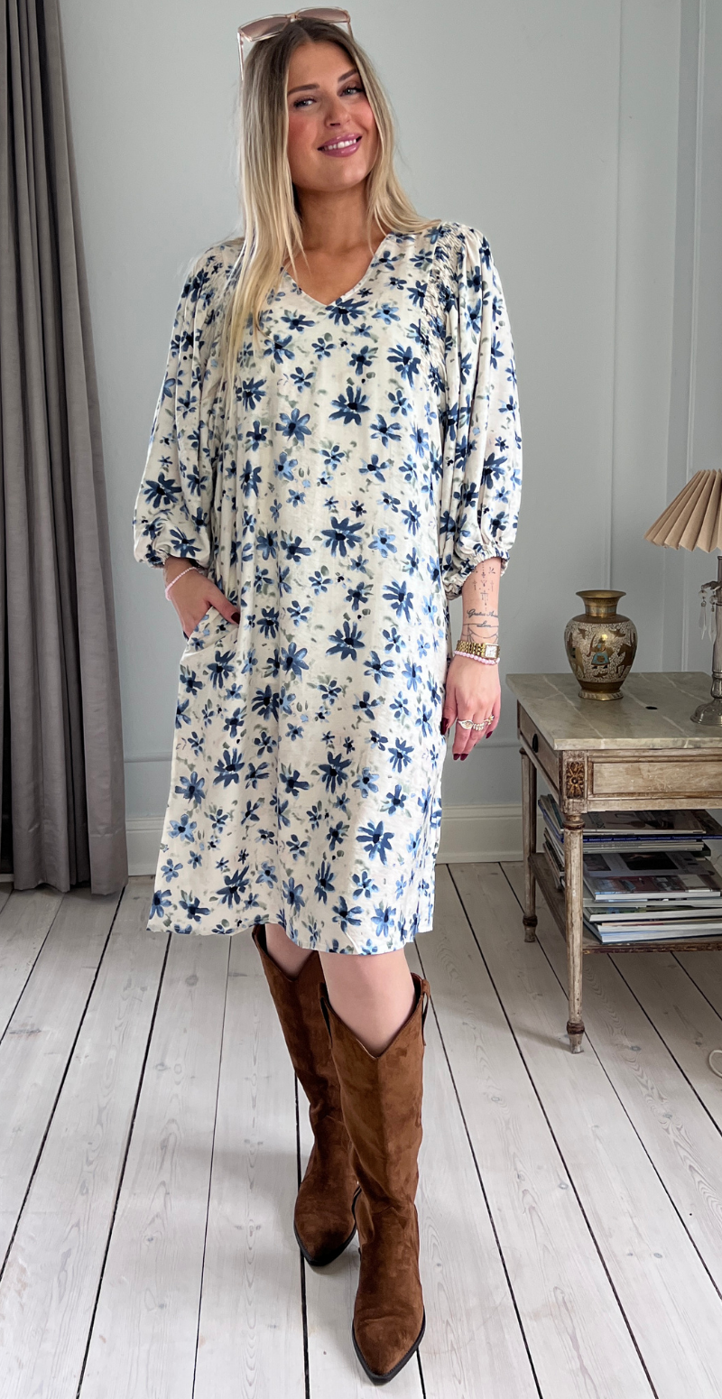 Jovi kjole med pufærmer og blomstermønster moonbeam w. vintage indigo Freequent