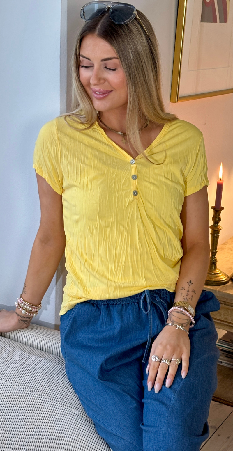 Anya bluse med v-hals og knapper gul LikeLondon