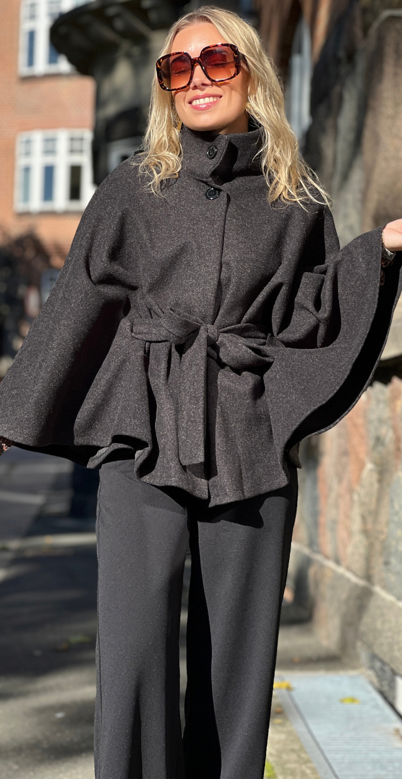 Antonella poncho med bindebånd sort LikeLondon