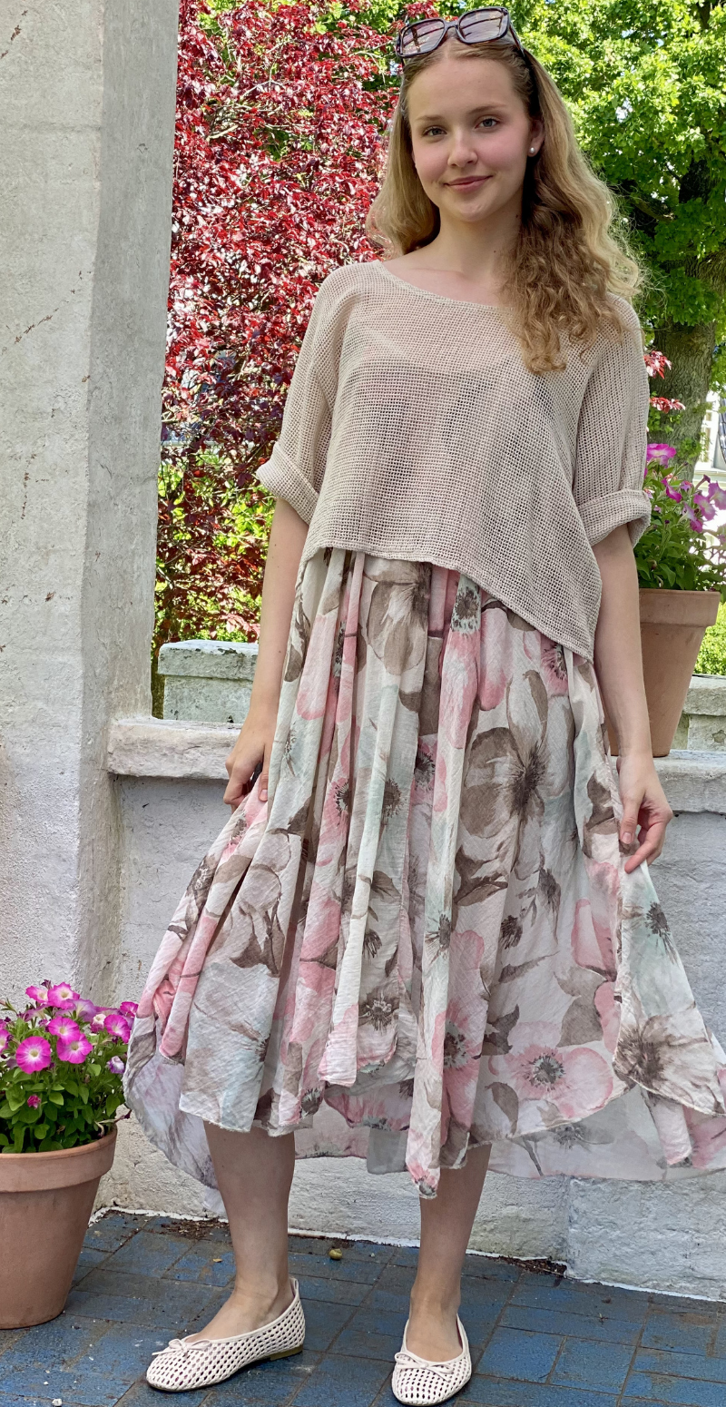 Ophelia kjole med blomsterprint og tynde stropper med tilhørende bluse beige LikeLondon