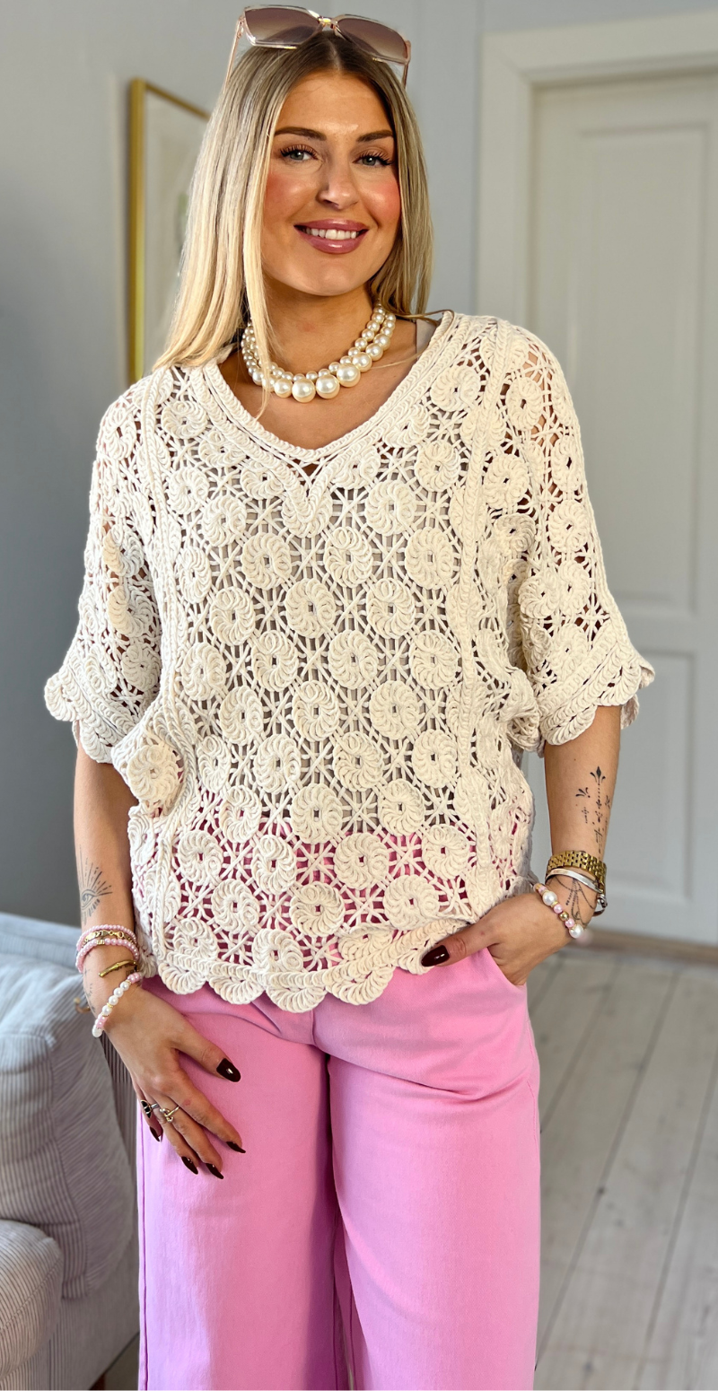 Yrsa kortærmet bluse med v-hals og hæklet mønster creme LikeLondon