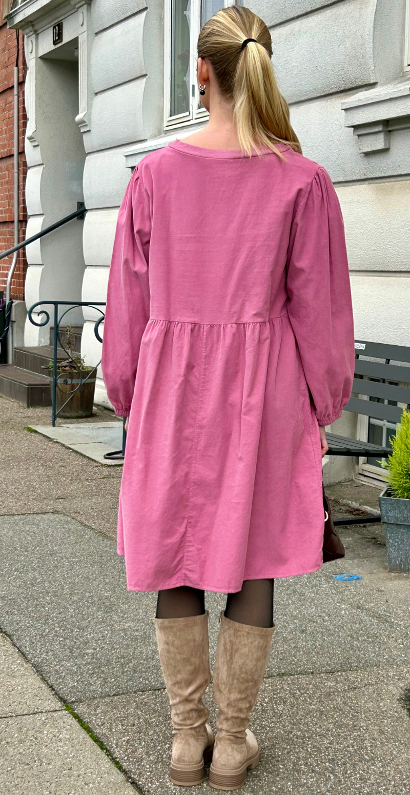 Ava fløjlskjole med ballonærmer chipolla LikeLondon