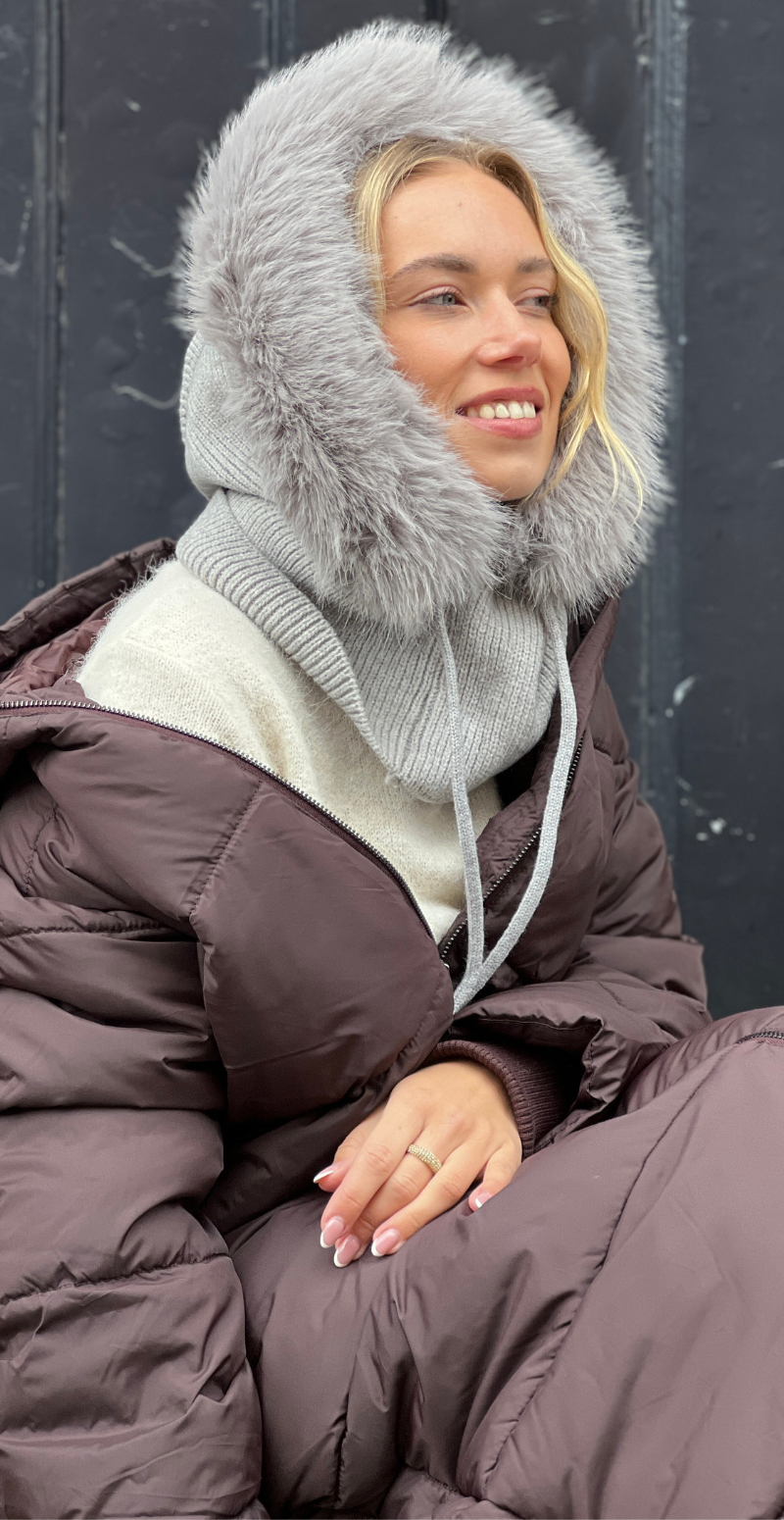 Balaclava med pelskant og snøre grå LikeLondon