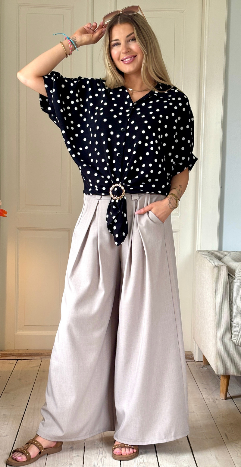 Nikolina skjortebluse med polkaprikker og spænde sort LikeLondon