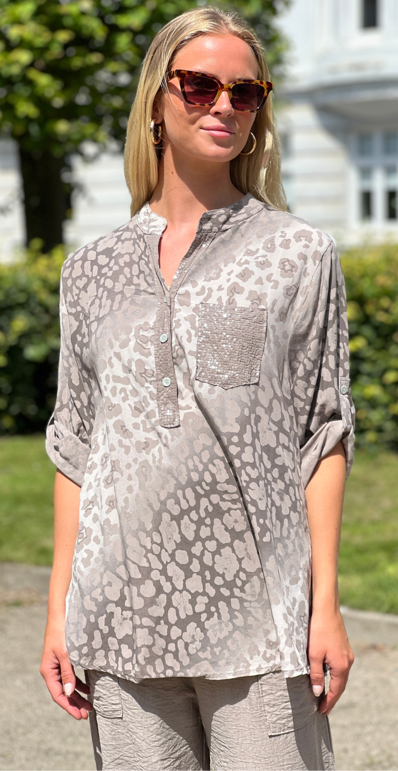 Karla bluse med leopardprint og pailletdetaljer fango LikeLondon