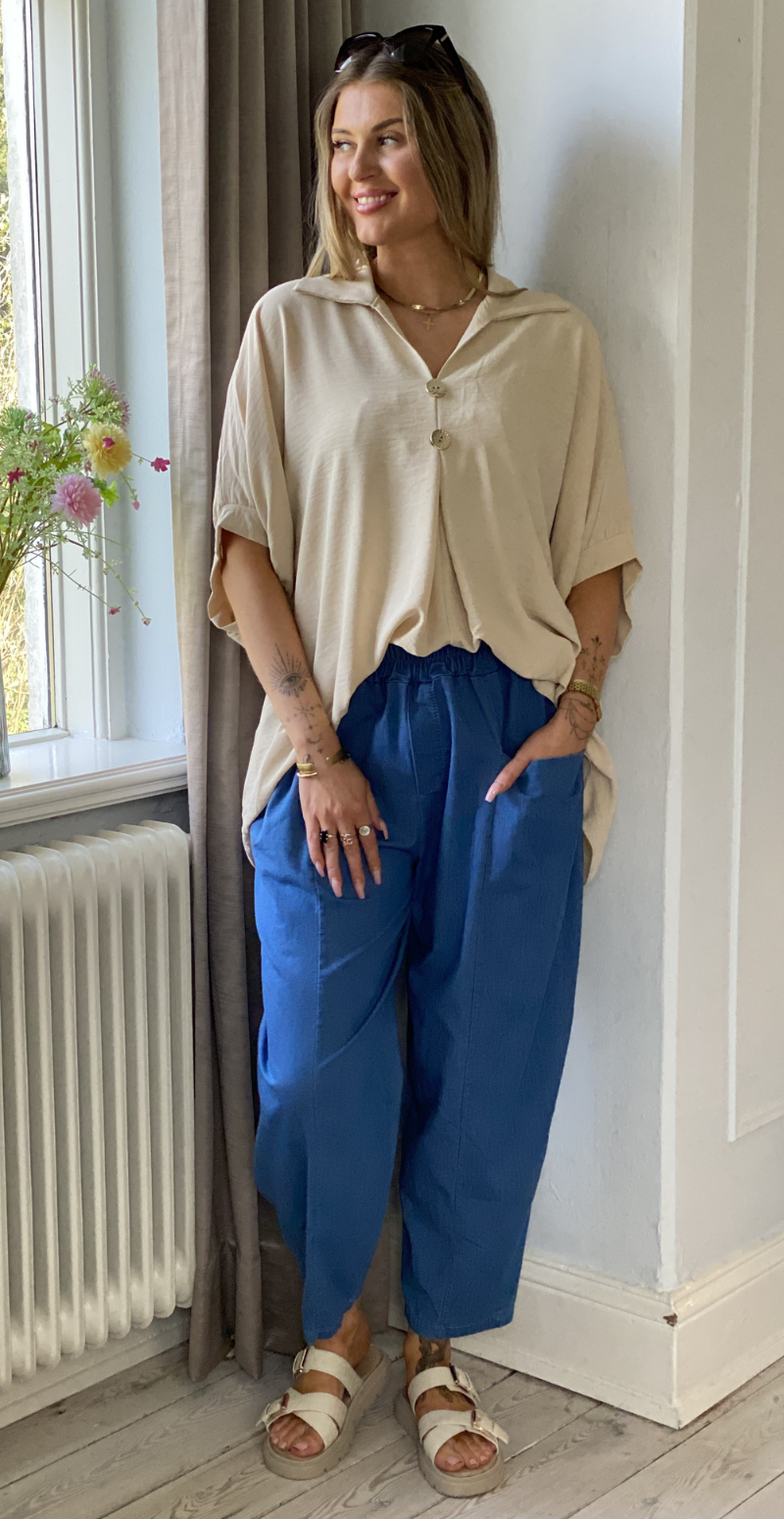Lizzy bluse med krave og guldknapper beige LikeLondon