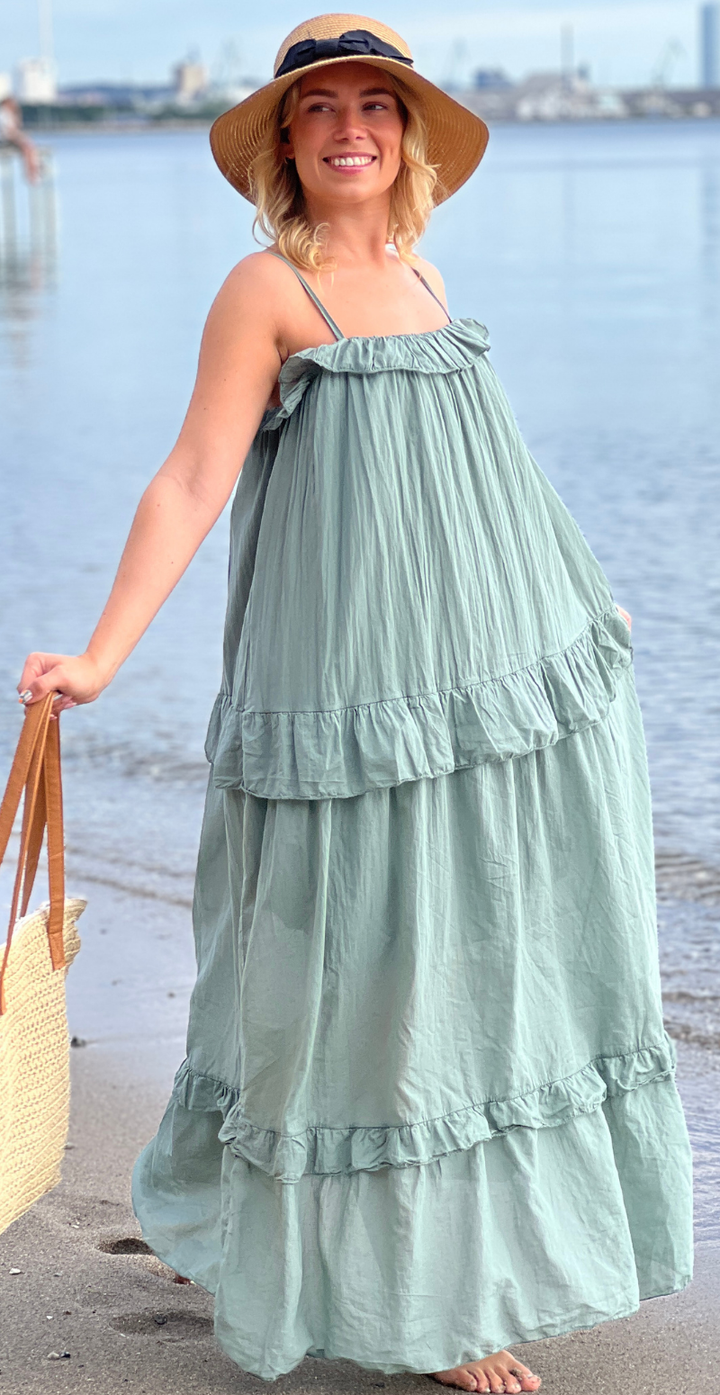 Isabell lang kjole i to lag med tynde justerbare stropper khaki LikeLondon