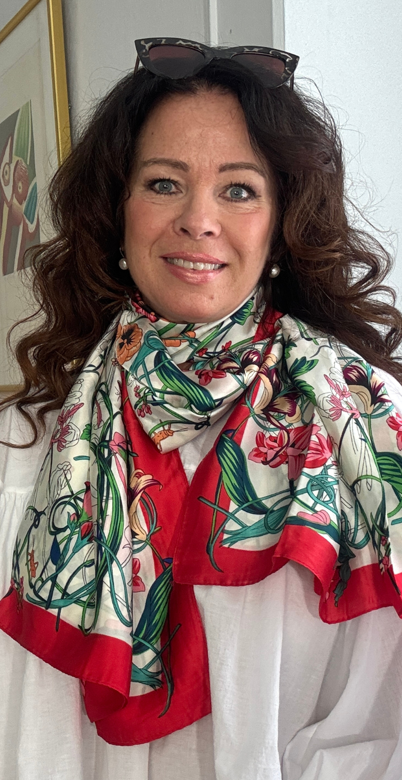 Silketørklæde med blomster og små sommerfugle rød LikeLondon