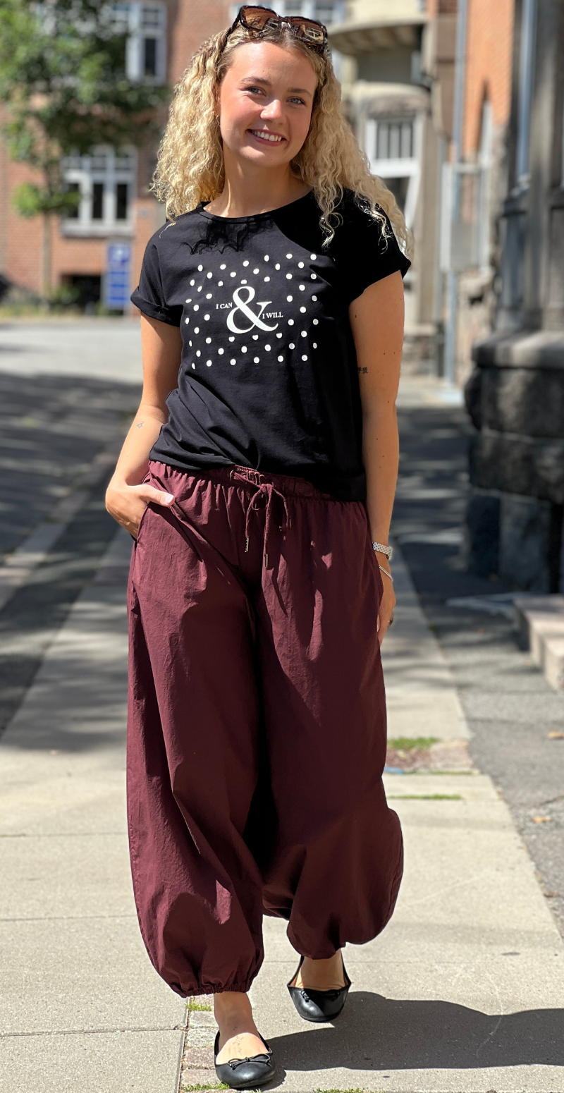 Isa basisbluse med prikker og tekst sort LikeLondon
