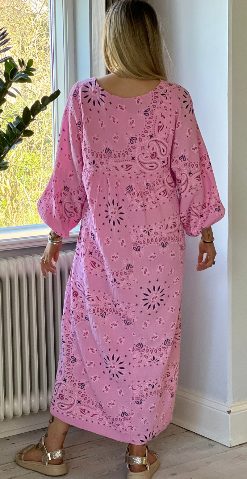 Gretha paisley mønstret kjole i musselin pink LikeLondon