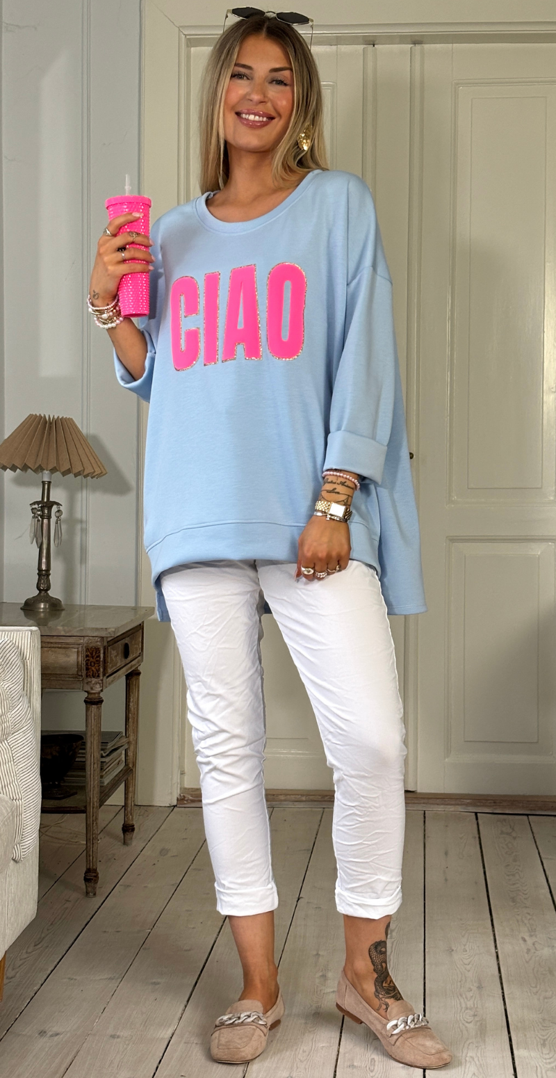 Wanda sweatshirt med rund hals og "ciao" lysblå LikeLondon