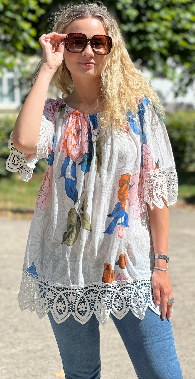 Winnie kortærmet bluse med blomster og hæklede detaljer rosa/orange LikeLondon