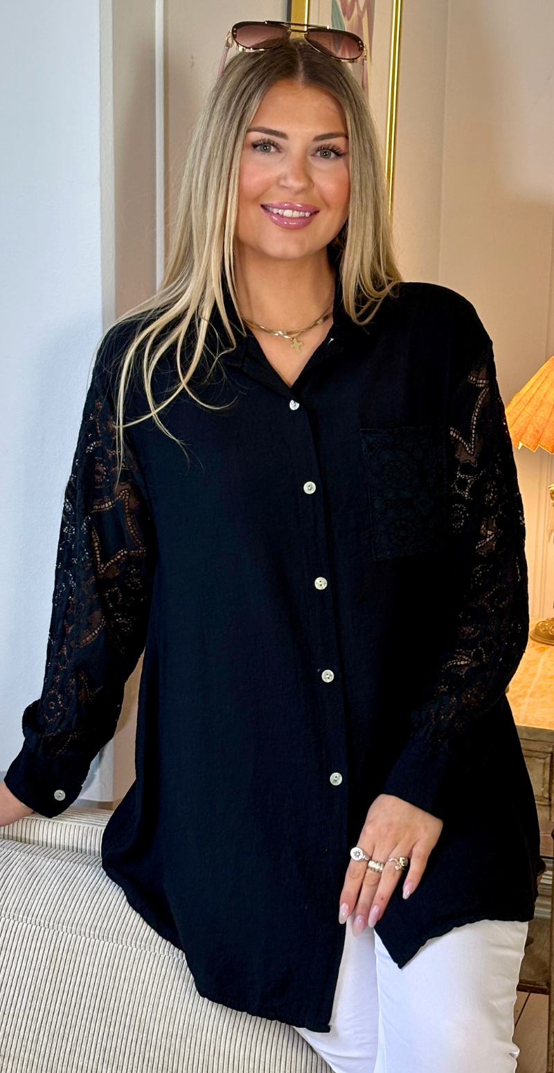 Simma skjorte med blondeærmer og lomme sort LikeLondon