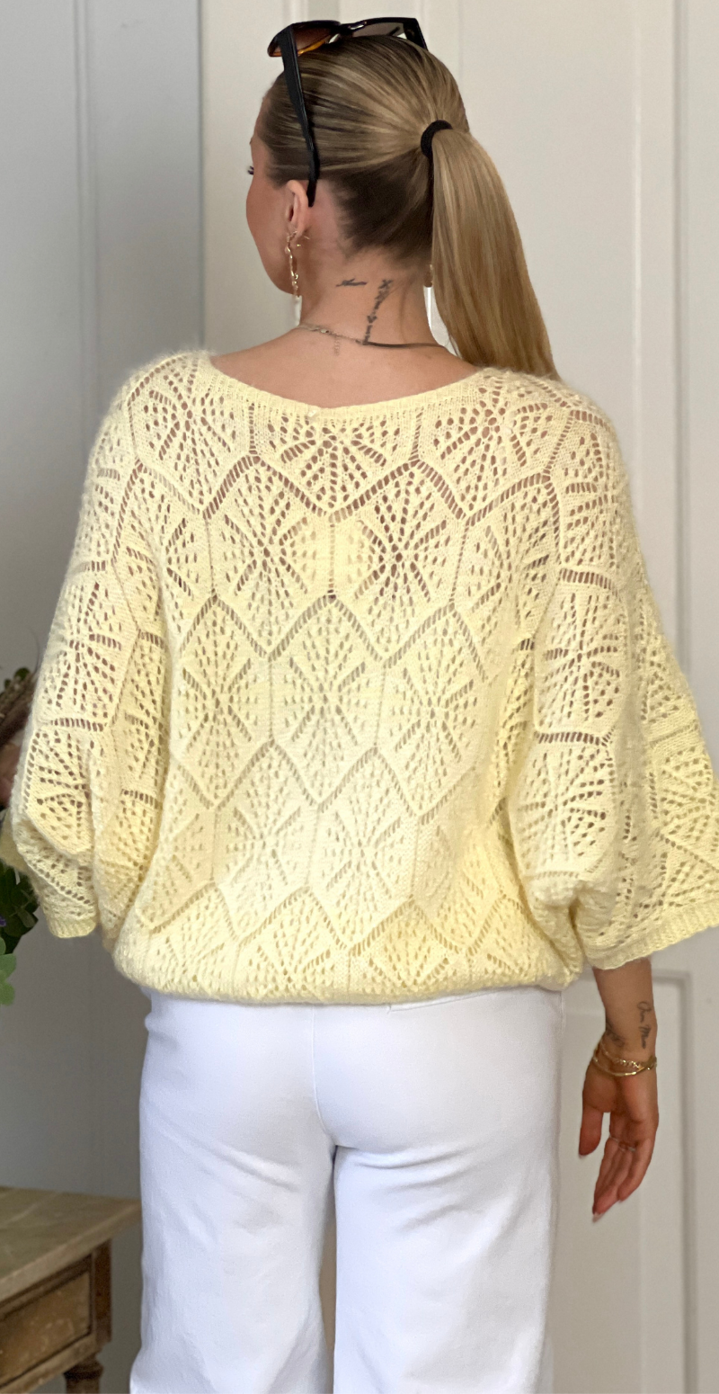 Gamma strikbluse med hulmønster gul LikeLondon