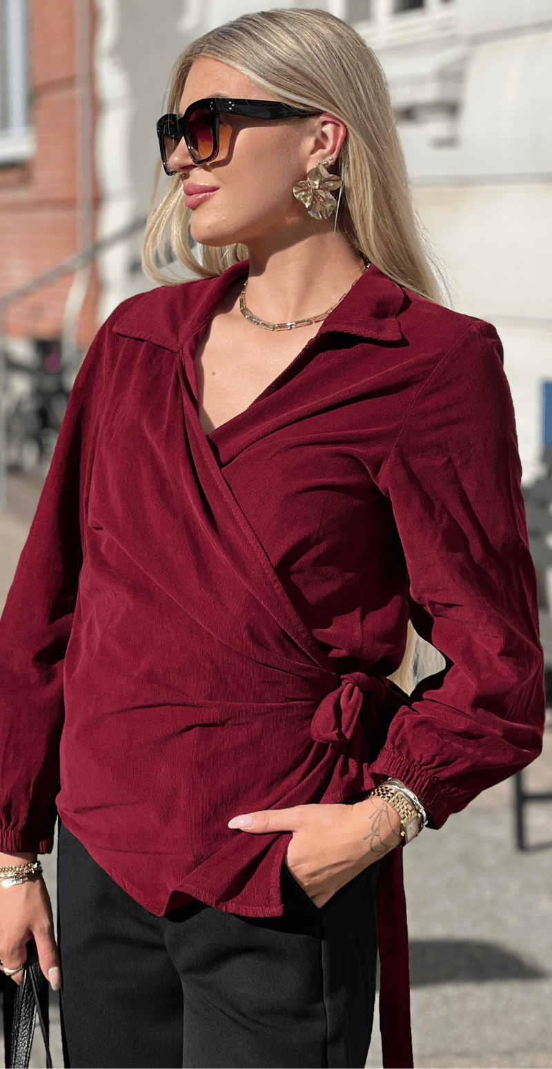 Jasmin fløjlsbluse med slå om detalje bordeaux LikeLondon