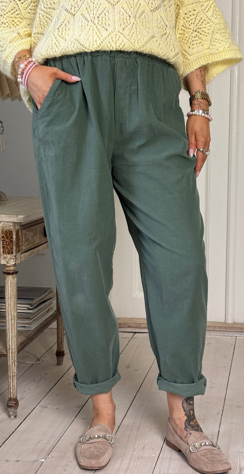 Forudbestil uge 9 Erin fløjlsbukser med lommer og elastik i taljen light militare LikeLondon