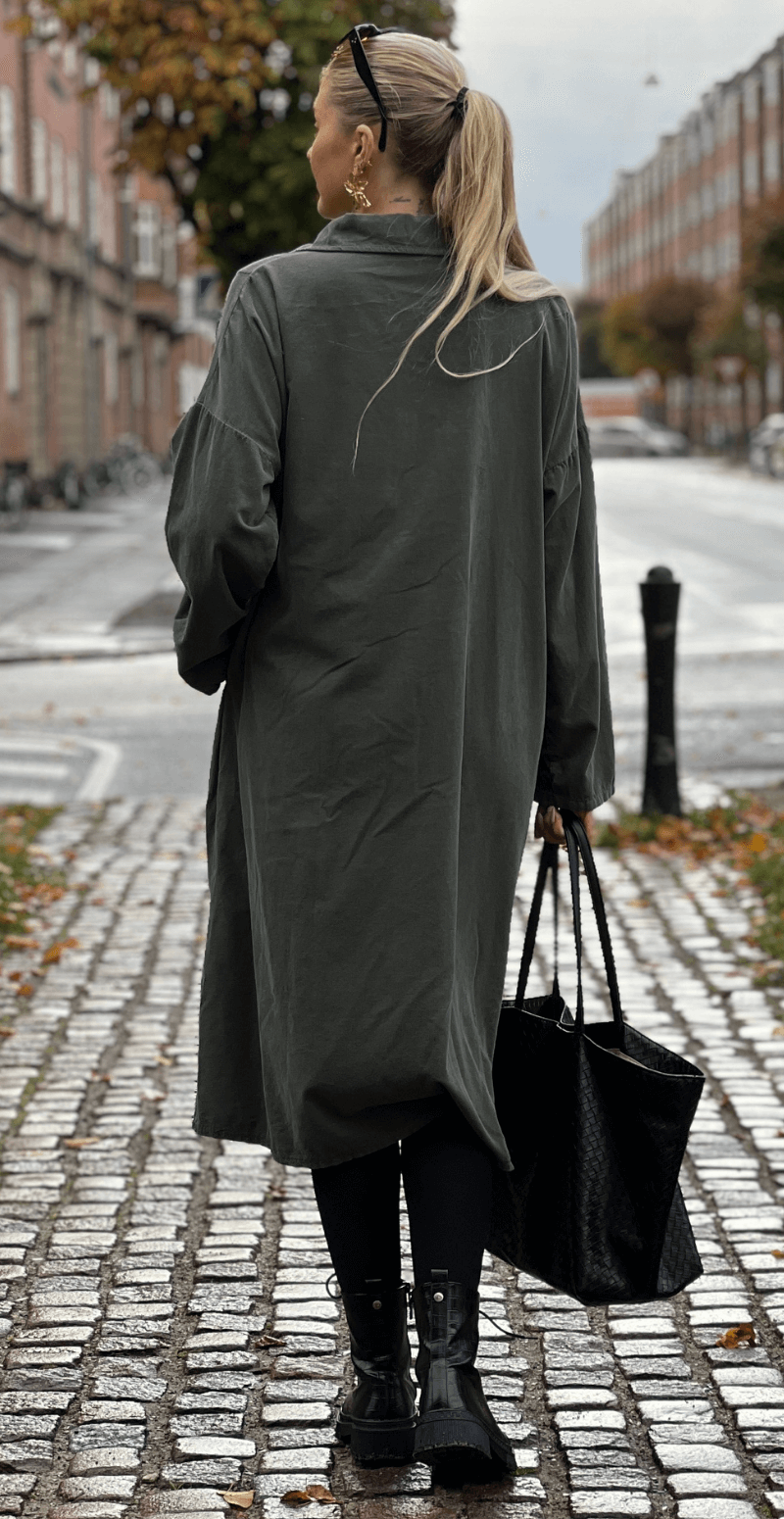 Yanna fløjlskjole med dybe lommer og stolpelukning khaki LikeLondon