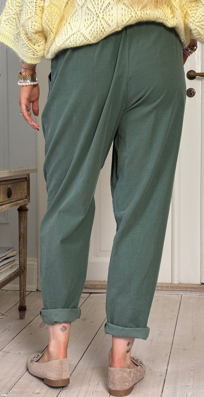 Forudbestil uge 9 Erin fløjlsbukser med lommer og elastik i taljen light militare LikeLondon