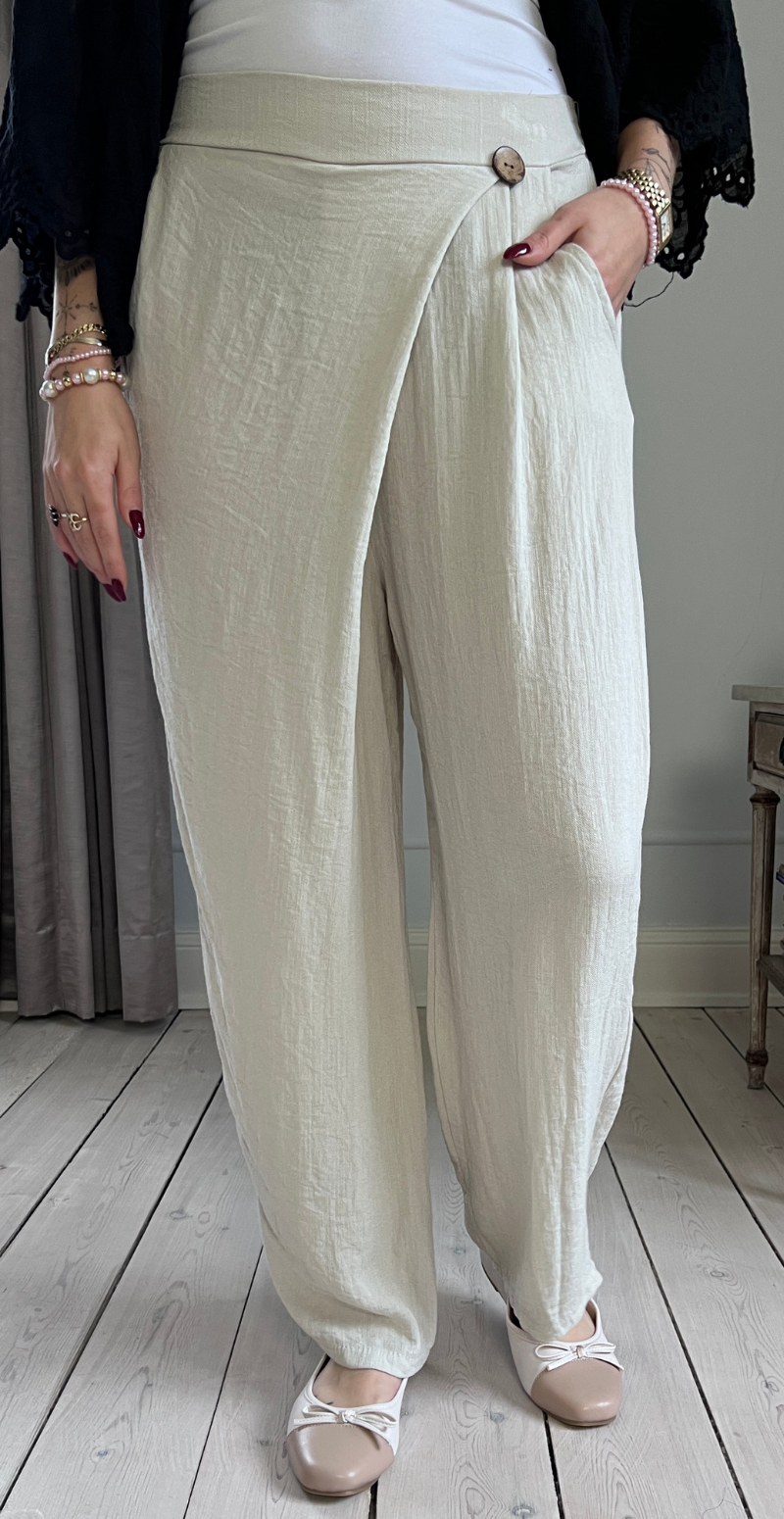 Normi bukser med træknap og slå-om effekt beige LikeLondon