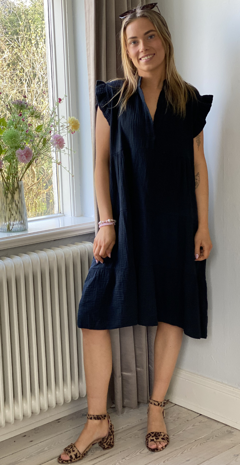 Fransiska kort kjole med peplum og korte ærmer sort LikeLondon