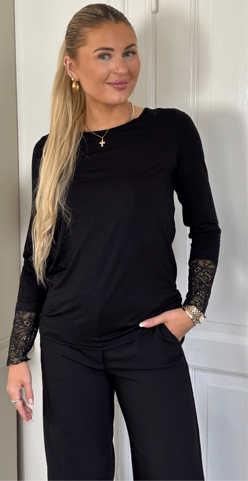 Langærmet bluse med blonde på ærmet sort