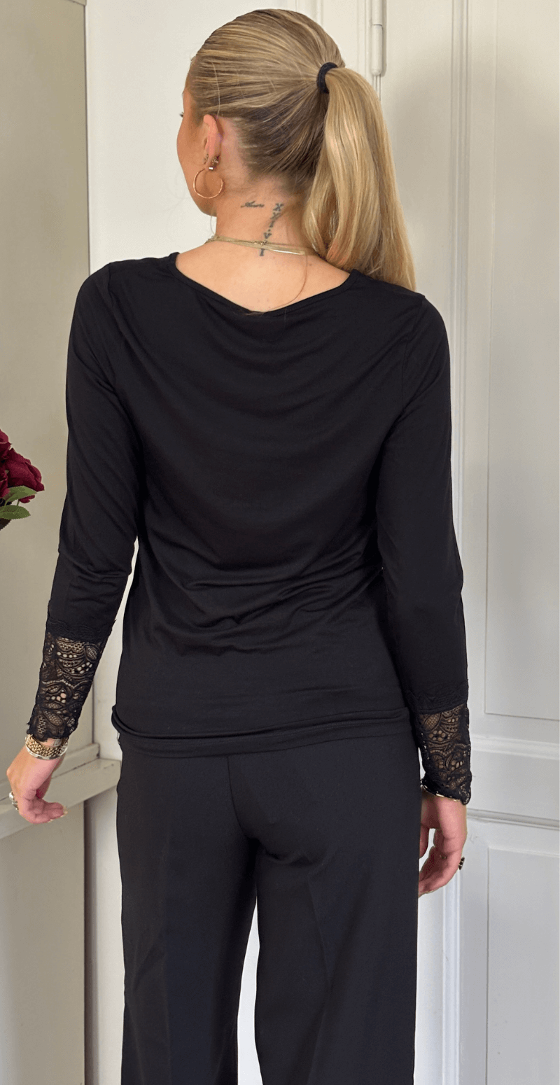 Langærmet bluse med blonde på ærmet sort