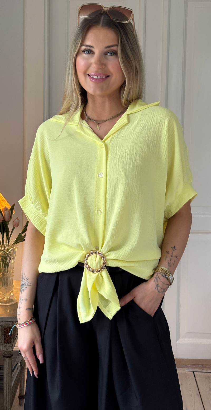 Barbara kortærmet skjortebluse med knudedetalje og spænde gul LikeLondon