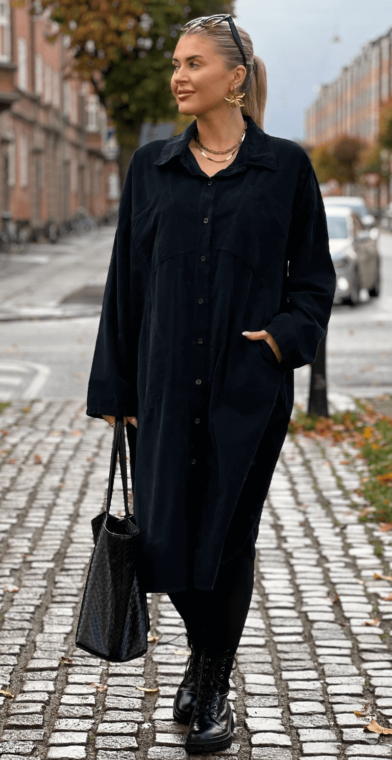 Falia fløjlskjole med knapper og lommer foran sort LikeLondon