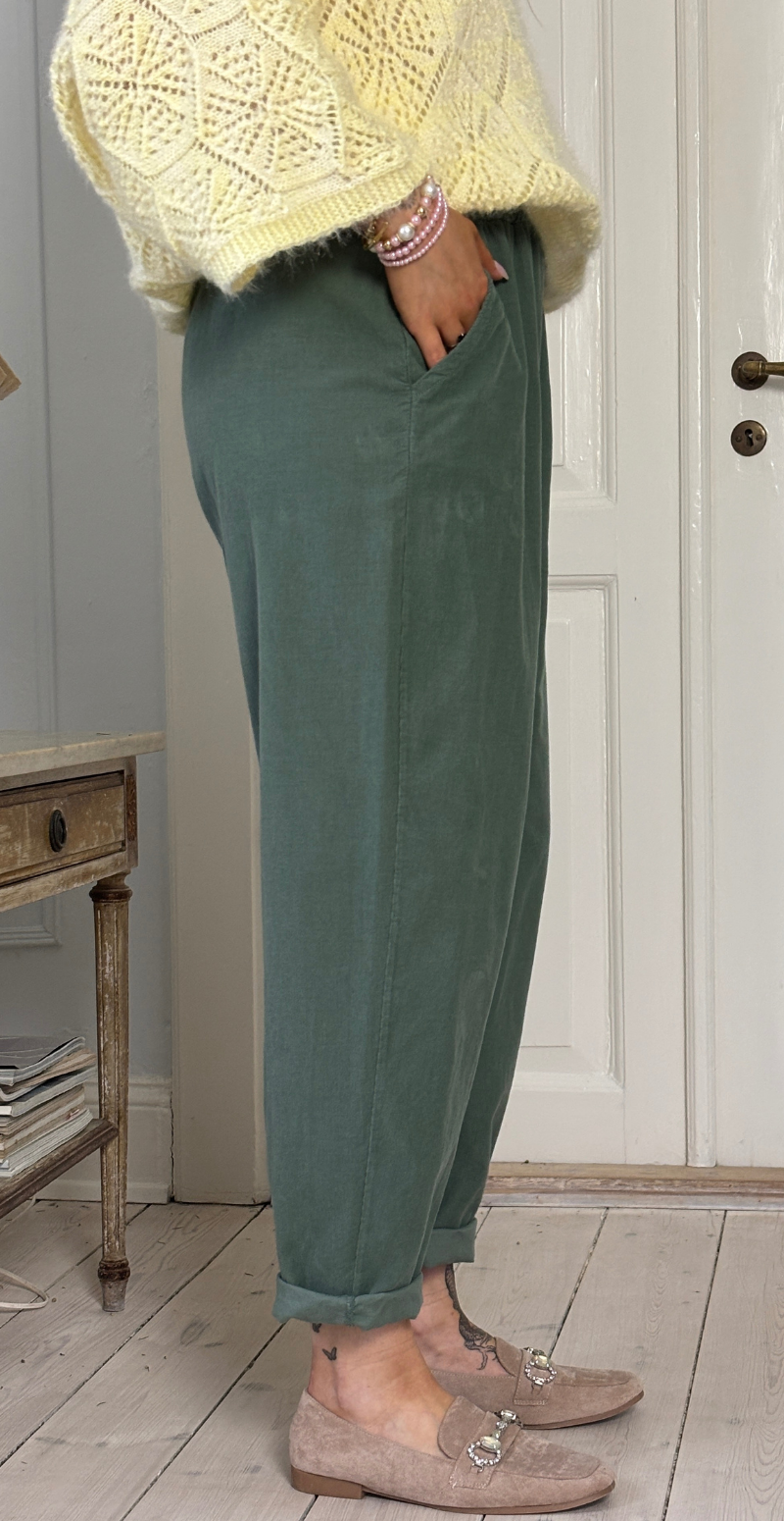 Forudbestil uge 9 Erin fløjlsbukser med lommer og elastik i taljen light militare LikeLondon