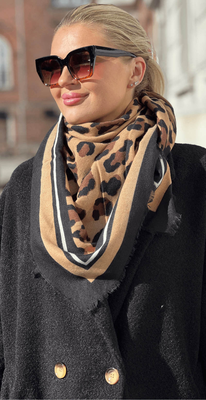 Tørklæde med leopardprint camel LikeLondon