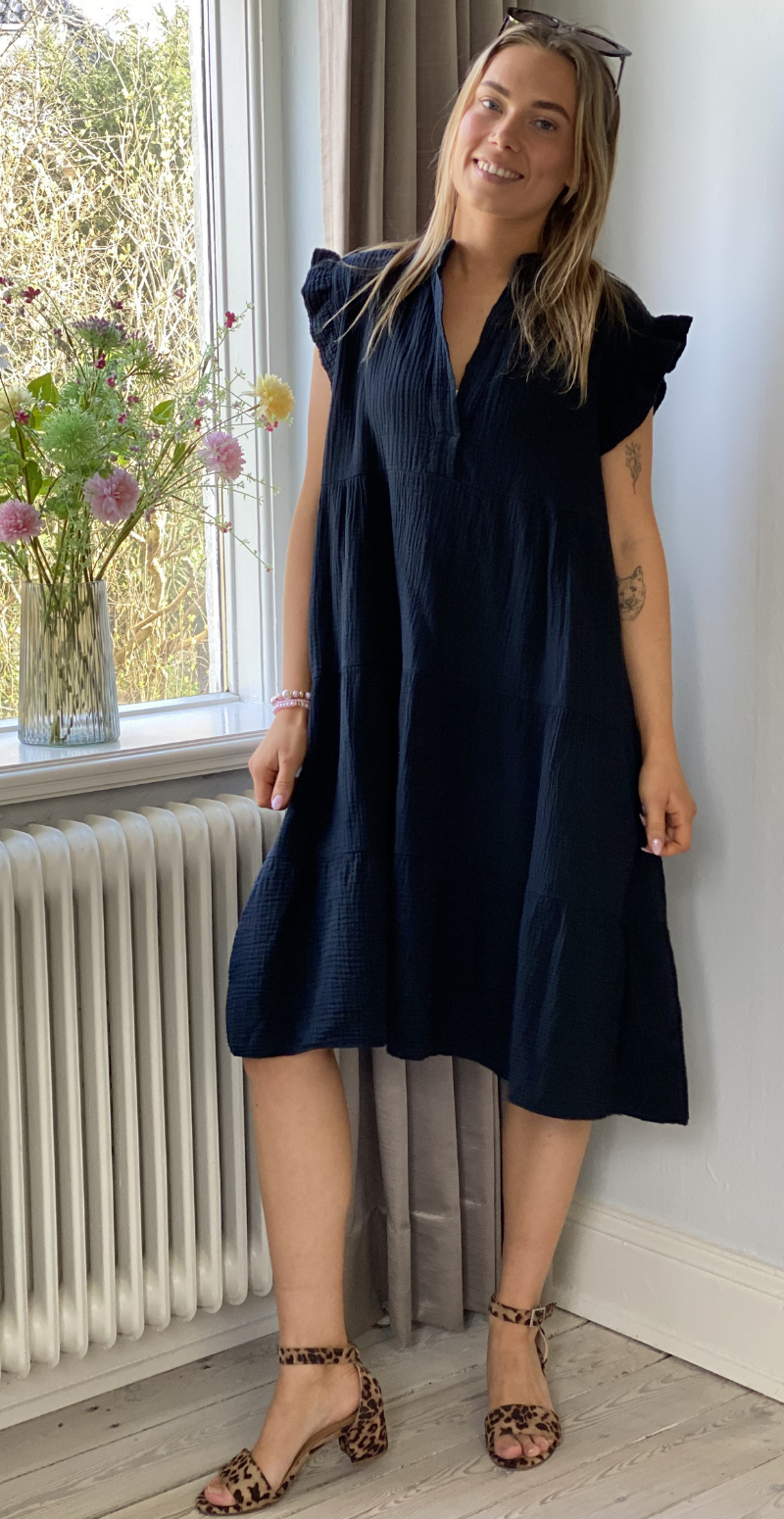 Fransiska kort kjole med peplum og korte ærmer sort LikeLondon