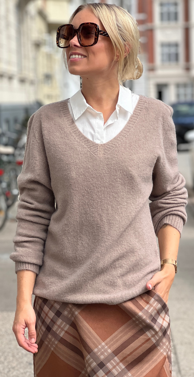 Karen ensfarvet strikbluse med v-hals fango LikeLondon