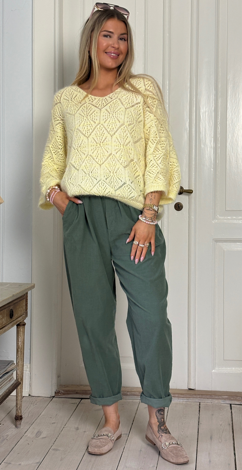 Erin fløjlsbukser med lommer og elastik i taljen light militare LikeLondon