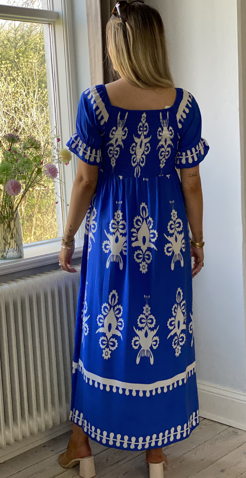 Forudbestil uge 19 Elga lang kjole med smock og mønster royal blue LikeLondon