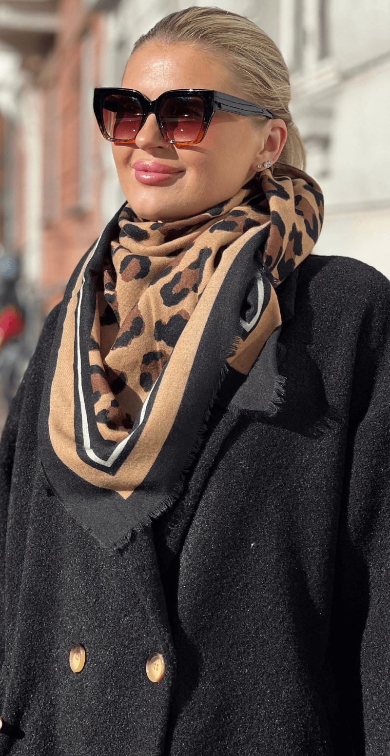 Tørklæde med leopardprint camel LikeLondon