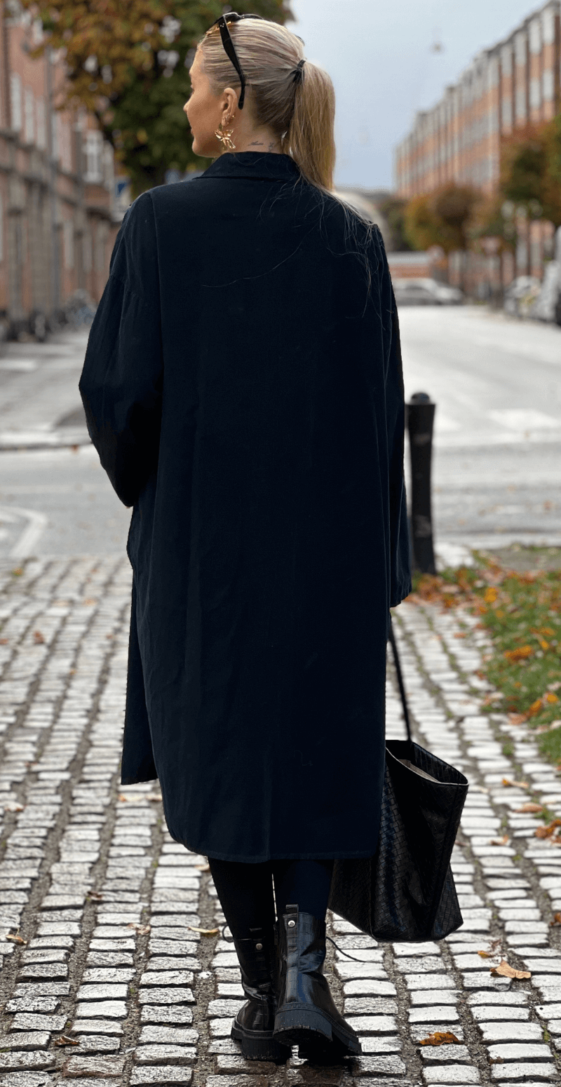 Falia fløjlskjole med knapper og lommer foran sort LikeLondon