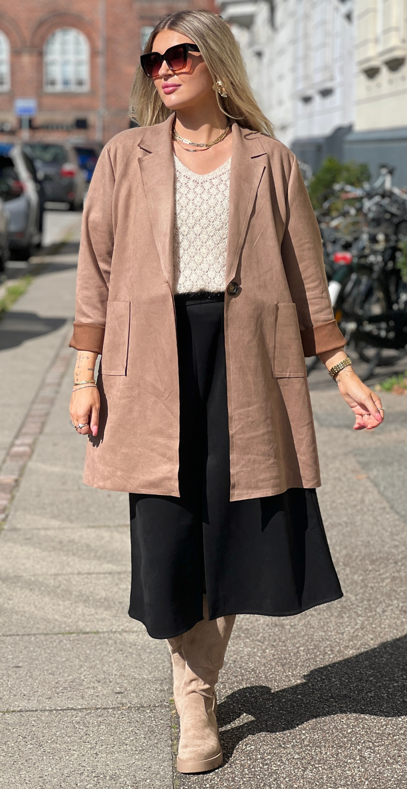 Kamella mellemlang jakke i ruskindslook fango LikeLondon